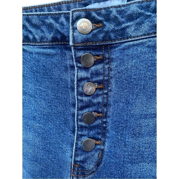 And Now This Frayed Hem Button Front High Rise Crop Jeans I Size: 32 (14) - Picture 3 of 9